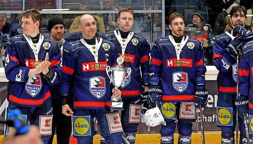 Nach dem Derby wurde Heilbronns Kapitän Freddy Cabana (Zweiter von links) der Pokal für die Meisterschaft in der Südstaffel der Oberliga überreicht.
Fotos: Ralf Seidel Nach dem Derby wurde Heilbronns Kapitän Freddy Cabana (Zweiter von links) der Pokal für die Meisterschaft in der Südstaffel der Oberliga überreicht.
Fotos: Ralf Seidel