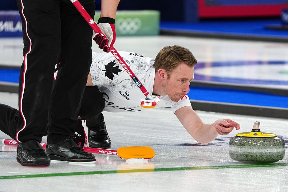 Sein Finger sollte ihm noch zum Verhängnis werden: Der kanadische Curling-Spieler Marc Kennedy sorgt für die Kontroverse bei den Olympischen Spielen. Im Match gegen Schweden gibt er dem Stein nochmal einen extra Stoß nach der sogenannten "Hog Line". Auf Proteste der Schweden reagierte er genervt und beleidigte die Gegner. Im Spiel gegen Tschechien (im Bild) war dann wieder alles regelkonform. Sein Finger sollte ihm noch zum Verhängnis werden: Der kanadische Curling-Spieler Marc Kennedy sorgt für die Kontroverse bei den Olympischen Spielen. Im Match gegen Schweden gibt er dem Stein nochmal einen extra Stoß nach der sogenannten "Hog Line". Auf Proteste der Schweden reagierte er genervt und beleidigte die Gegner. Im Spiel gegen Tschechien (im Bild) war dann wieder alles regelkonform.