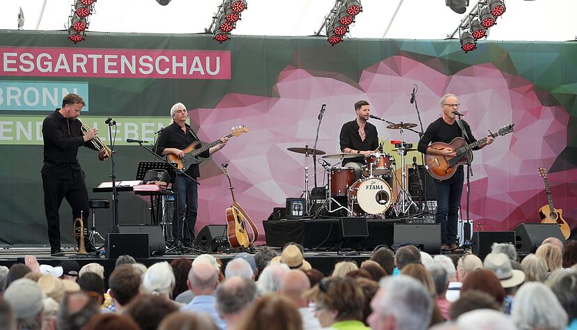 Zuhören geht immer. Plätze vorne an der Bühne kosten zehn Euro extra.
Foto: Veigel Zuhören geht immer. Plätze vorne an der Bühne kosten zehn Euro extra.
Foto: Veigel