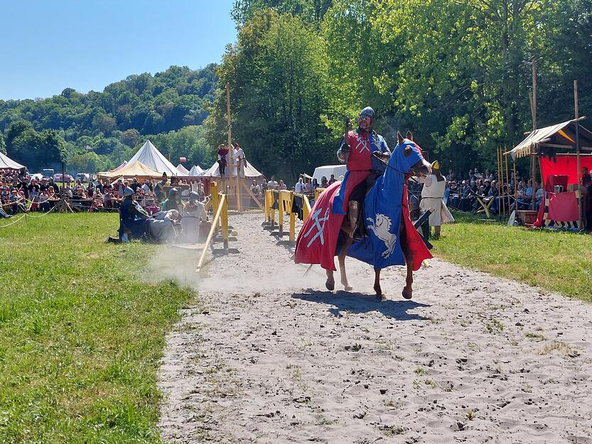 Auf dem Turnierplatz zeigen sich Pferde und Reite den Besuchern des Mittelaltermarkts in M&ouml;ckm&uuml;hl.