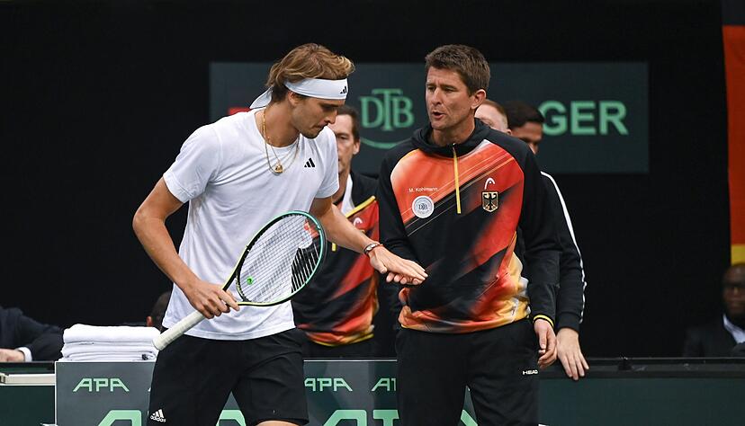 Davis-Cup-Teamchef Michael Kohlmann (r) muss in Japan ohne Alexander Zverev (l) auskommen. (Archivbild) Davis-Cup-Teamchef Michael Kohlmann (r) muss in Japan ohne Alexander Zverev (l) auskommen. (Archivbild)