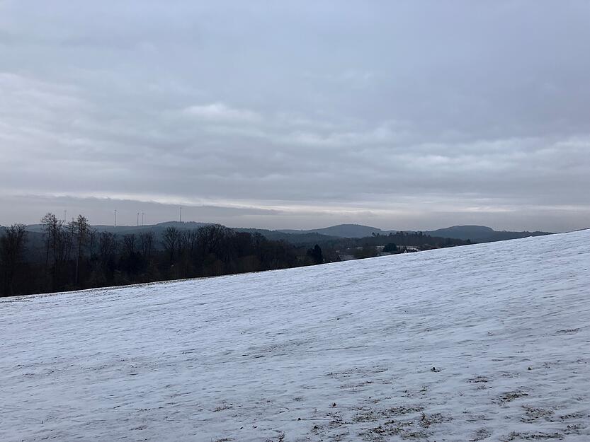 Winterwetter auf dem Stocksberg in Beilstein mit Blick auf die L&ouml;wensteiner Berge: Am Montagvormittag war hier trotz erneutem Wintereinbruch noch nichts los.