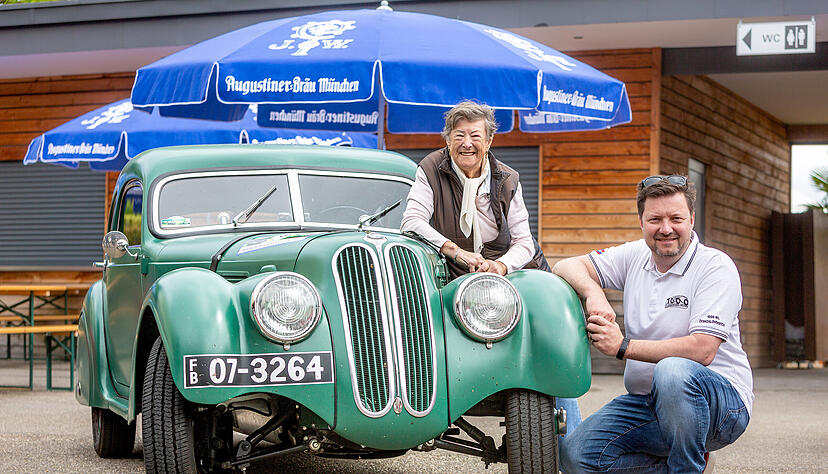 Jan Schmidt (mit Mutter Marie) f&auml;hrt historische Rallyes mit dem BMW mit Kennzeichen der franz&ouml;sischen Besatzer.