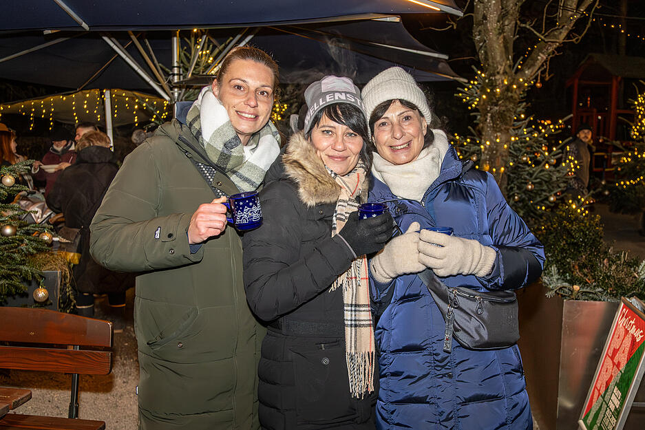 Beim Winterzauber am Trappensee in Heilbronn lässt es sich bei einer Tasse Glühwein stimmungsvoll auf die Adventszeit einstimmen.