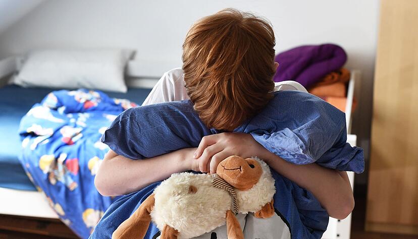 Das Lieblingskuscheltier kommt mit: Es kann Trost spenden, falls doch Heimweh aufkommt.