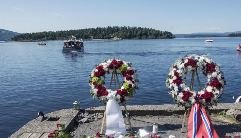 Kr&auml;nze sind gegen&uuml;ber der Insel Ut&oslash;ya aufgestellt. Norwegen gedenkt am vierten Jahrestag der Breivik-Anschl&auml;ge der Opfer. Foto: Aleksander Andersen/Archiv