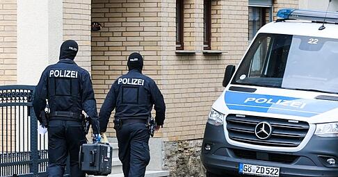 Bei den Durchsuchungen waren Spezialkräfte der Polizei im Einsatz. Bei den Durchsuchungen waren Spezialkräfte der Polizei im Einsatz.