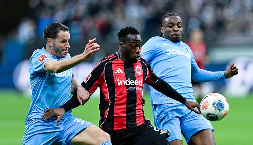 Der SC Freiburg um Christian G&uuml;nter (l) und Bruno Ogbus (r) sowie Eintracht Frankfurt mit Arnaud Kalimuendo (M) lieferten sich ein umk&auml;mpftes Duell.