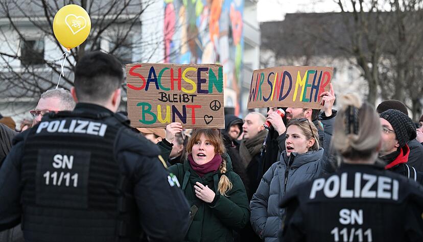 Hunderte Menschen haben in Chemnitz gegen Rechtsextremismus demonstriert.