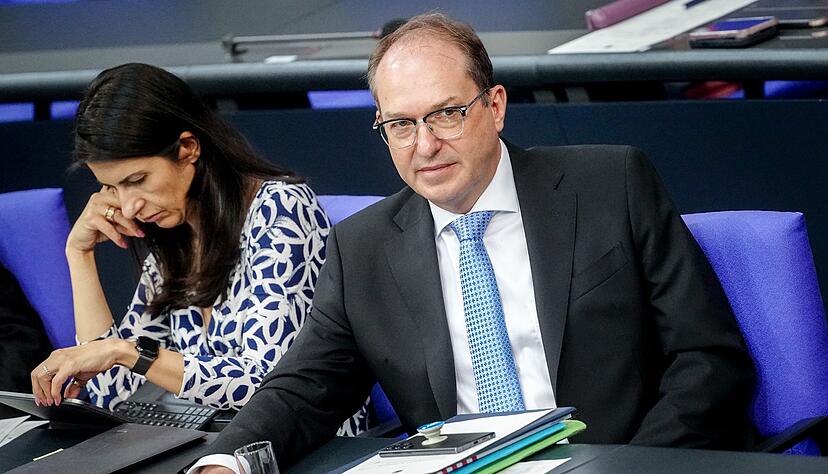 In seiner Rede betont Bundesinnenminister Alexander Dobrindt (CSU), die Regelung zur Abschaffung des Pflichtanwalts betone ausschließlich Ausländer, die vollziehbar ausreisepflichtig seien. In seiner Rede betont Bundesinnenminister Alexander Dobrindt (CSU), die Regelung zur Abschaffung des Pflichtanwalts betone ausschließlich Ausländer, die vollziehbar ausreisepflichtig seien.