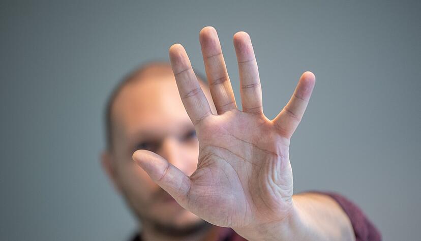 Schwerwiegende Pflichtverletzung: Handgreiflichkeiten am Arbeitsplatz können zur fristlosen Kündigung führen.