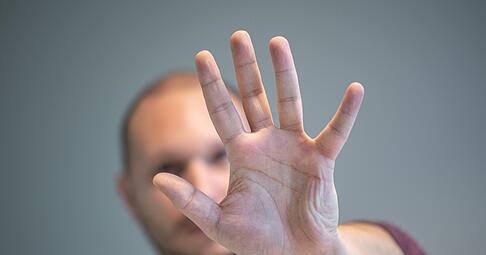 Schwerwiegende Pflichtverletzung: Handgreiflichkeiten am Arbeitsplatz können zur fristlosen Kündigung führen.