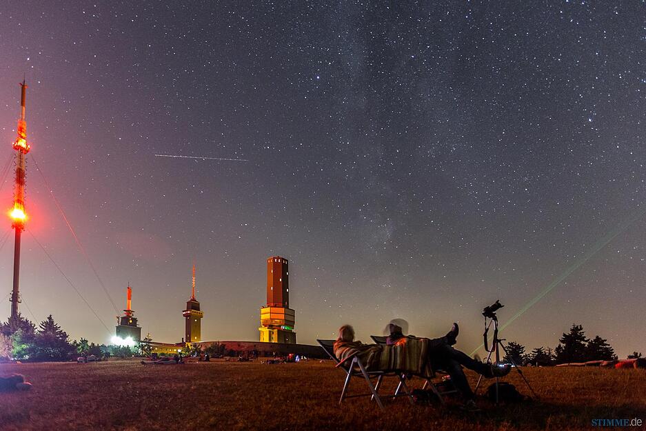 Zahlreiche Besucher beobachten in der Nacht zum 13.08.2015 auf dem Großen Feldberg im Taunus die Sternschnuppennacht. Alle Parkplätze waren belegt, die Polizei sperrte die Zufahrt auf das Feldbergplateau. In der Nacht waren durch den Sternschnuppenstrom der Perseiden zahlreiche Sternschnuppen zu beobachten.