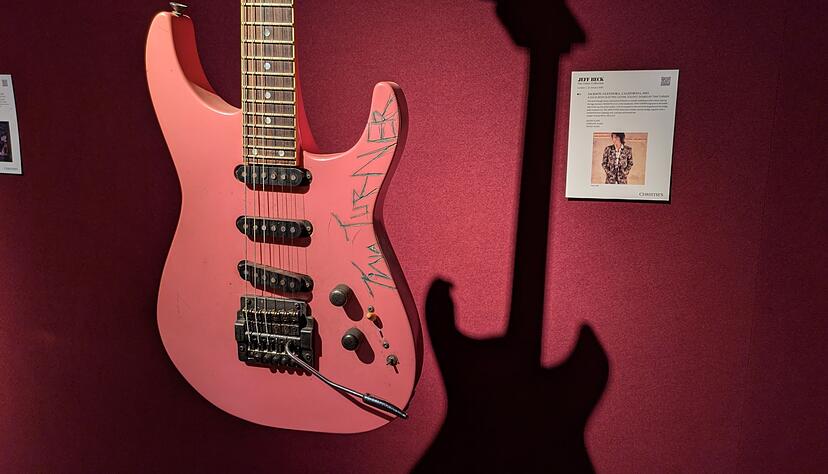 Jeff Becks Gitarre «Tina», die Tina Turner einst mit Messer und Nagellack signiert hatte Jeff Becks Gitarre «Tina», die Tina Turner einst mit Messer und Nagellack signiert hatte