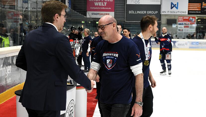 Immer ein Teil des Teams: Dr. Thomas Seeböck-Göbel wird für die süddeutsche Meisterschaft der Heilbronner Falken geehrt. Immer ein Teil des Teams: Dr. Thomas Seeböck-Göbel wird für die süddeutsche Meisterschaft der Heilbronner Falken geehrt.