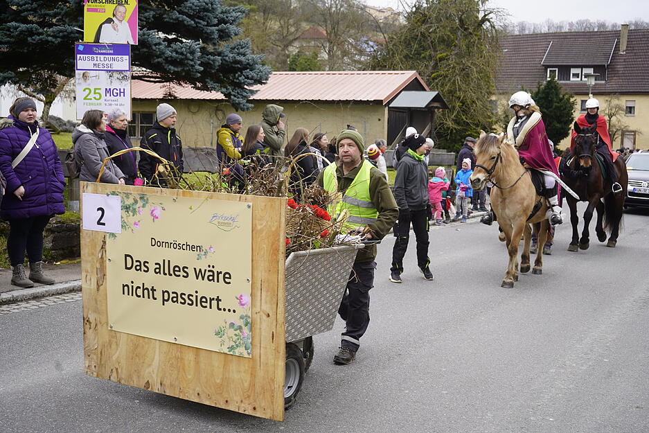 Kreative Wagenbauten pr&auml;gen das Bild des Umzugs beim D&ouml;rzbacher Fr&uuml;hjahrspferdemarkt.