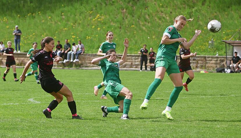 Die Neuensteinerin Rahel Goes wird gleich von zwei Hegnacherinnen beim Abschluss gest&ouml;rt. Die Pink Ladies verloren mit 0:4.
Foto: Marc Schmerbeck