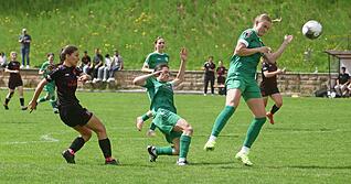 Die Neuensteinerin Rahel Goes wird gleich von zwei Hegnacherinnen beim Abschluss gest&ouml;rt. Die Pink Ladies verloren mit 0:4.
Foto: Marc Schmerbeck
