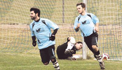 Eduard Blank, Torh&uuml;ter der SGM Waldbach/Scheppach, liegt im Eck. Niedernhall/Wei&szlig;bach jubelt &uuml;ber den 3:0-Sieg und die Tabellenf&uuml;hrung.Foto: Marc Schmerbeck