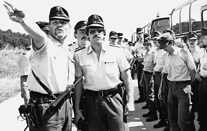 Mit einem Großaufgebot sucht die Polizei nach Spuren. Circa 100 Ermittler arbeiten in der Sonderkommission Hammer. Etwa 300 Aktenordner legen sie an. Den Mörder fassen sie nicht.
Fotos: HSt-Archiv Mit einem Großaufgebot sucht die Polizei nach Spuren. Circa 100 Ermittler arbeiten in der Sonderkommission Hammer. Etwa 300 Aktenordner legen sie an. Den Mörder fassen sie nicht.
Fotos: HSt-Archiv