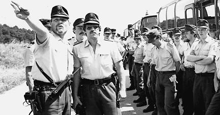 Mit einem Großaufgebot sucht die Polizei nach Spuren. Circa 100 Ermittler arbeiten in der Sonderkommission Hammer. Etwa 300 Aktenordner legen sie an. Den Mörder fassen sie nicht.
Fotos: HSt-Archiv