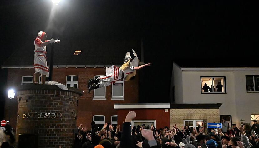 Der Höhepunkt des Klaasohm-Fests auf Borkum ist das Springen der Klaasohms von einer Säule in die Menschenmenge. Der Höhepunkt des Klaasohm-Fests auf Borkum ist das Springen der Klaasohms von einer Säule in die Menschenmenge.