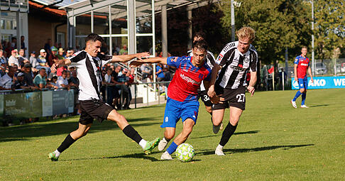 In Aalen kamen die Hollenbacher mit Marco Specht (Mitte) nur selten zu Kontermöglichkeiten. In Aalen kamen die Hollenbacher mit Marco Specht (Mitte) nur selten zu Kontermöglichkeiten.