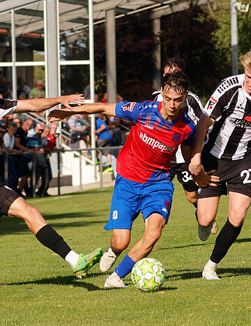 In Aalen kamen die Hollenbacher mit Marco Specht (Mitte) nur selten zu Konterm&ouml;glichkeiten.