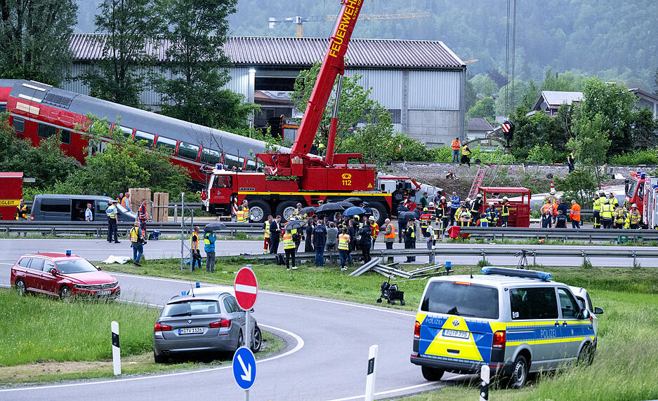 Polizei und Staatsanwaltschaft wollten mit Hilfe von Sachverständigen des Eisenbahnbundesamts herausfinden, warum der Regionalzug auf der eingleisigen Strecke entgleist ist. Polizei und Staatsanwaltschaft wollten mit Hilfe von Sachverständigen des Eisenbahnbundesamts herausfinden, warum der Regionalzug auf der eingleisigen Strecke entgleist ist.
