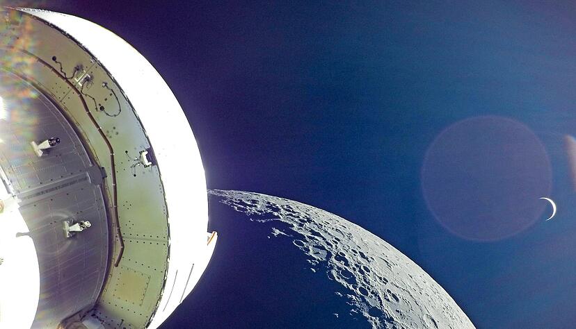 Blick aus der Orion-Kapsel auf die Erde, die hinter dem Mond aufgeht. Europa ist unter anderem mit dem Standort Lampoldshausen an der Mission beteiligt.