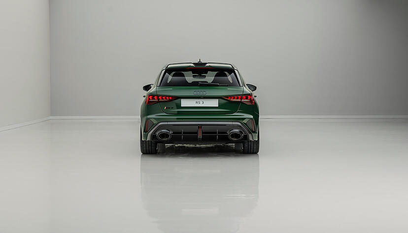 Den Audi RS 3 Sportback Competition Limited ziert ein markanter Dachkantenspoiler. Eindruck schinden auch die beiden armdicken Endrohre.