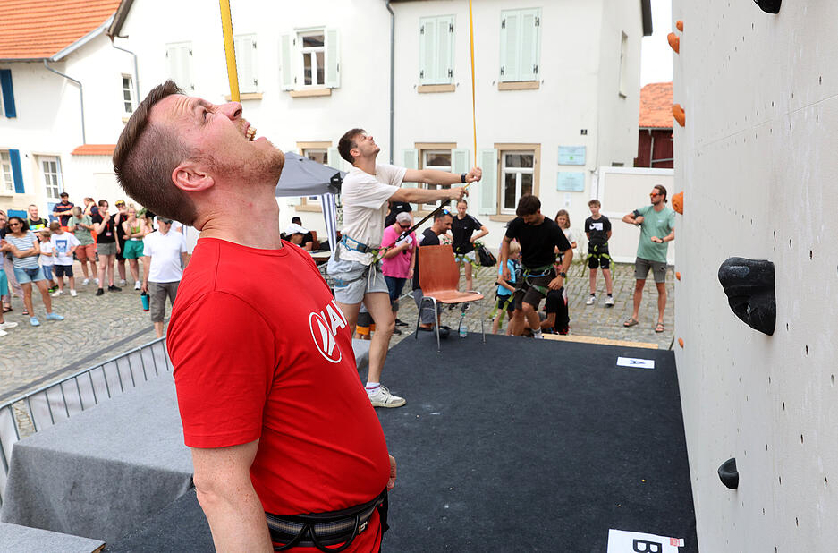Sportler zeigen in Bad Wimpfen ihr Können: Am Kletterturm kraxeln sie in kurzer Zeit 17 Meter nach oben Sportler zeigen in Bad Wimpfen ihr Können: Am Kletterturm kraxeln sie in kurzer Zeit 17 Meter nach oben