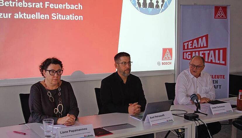 Der Bosch-Betriebsratsvorsitzende Axel Petruzzelli (Mitte) mit den IG Metall-Vertretern Liane Papioannou und Detlef Schwoon.