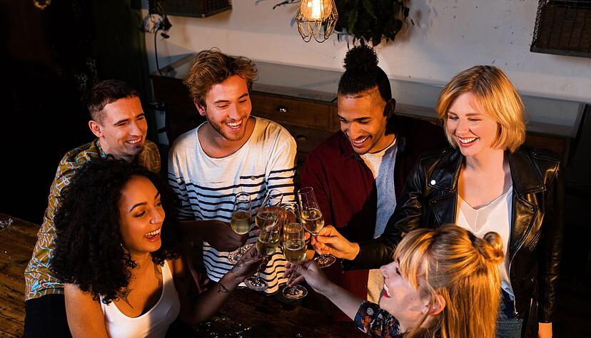 In Familie, unter Kollegen oder Freunden: An Geburts- und Festtagen, zu Jubiläen oder Silvester gönnt man sich sprudelnden Schaumwein. In Familie, unter Kollegen oder Freunden: An Geburts- und Festtagen, zu Jubiläen oder Silvester gönnt man sich sprudelnden Schaumwein.