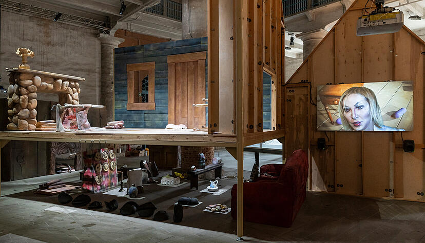 Ein &uuml;berlebensgro&szlig;es Puppenhaus: Ansicht der Rauminstallation "There is no such thing as outside", 2017-19. Esm&eacute; Trust / Kaari Upson Trust. Courtesy Spr&uuml;th Magers, Foto: Timo Ohler