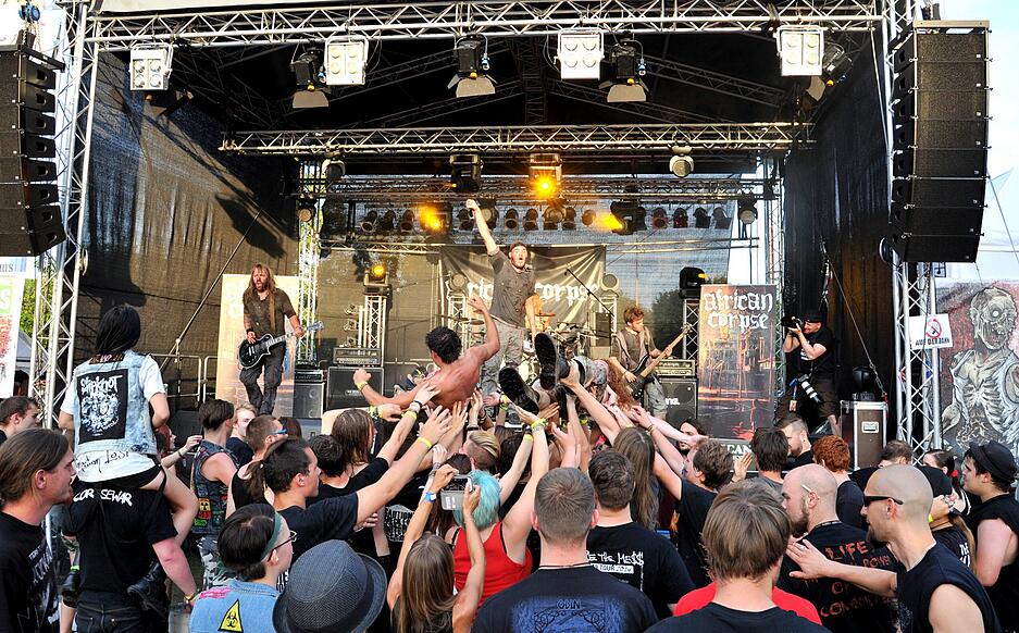 Juli 2014: Musikalischer Marathon: Hochkarätige Bands aus der Independent-Szene gastieren beim Sunstorm-Festival. African Corpse beim Auftritt auf der Nordheimer Festival-Bühne.