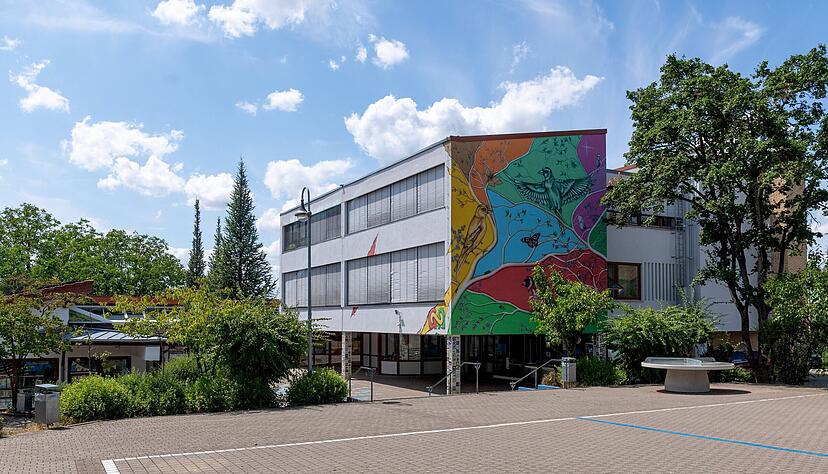 An diesen Giebel des Geb&auml;udes bekommt die Grundschule Affaltrach einen Anbau. Mit den Sanierungen im Bestand summieren sich die Kosten auf 8,3 Millionen Euro.