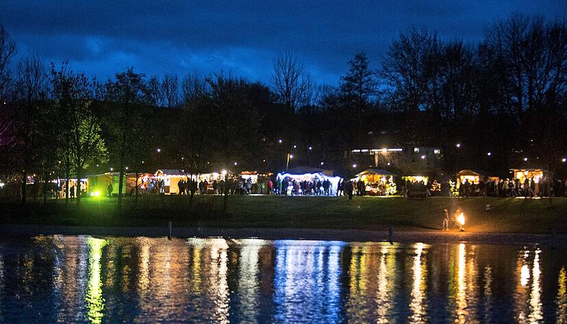 Besonders in den Abendstunden ist die Atmosphäre am See eine besondere, wenn die Holzhütten bunt illuminiert sind.
Foto: Archiv/Veigel Besonders in den Abendstunden ist die Atmosphäre am See eine besondere, wenn die Holzhütten bunt illuminiert sind.
Foto: Archiv/Veigel