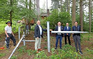 Start f&uuml;r neue Baumh&auml;user. Mit dabei sind (von links) Gerd Morlock, Helmut und Andreas Fischer, B&uuml;rgermeister Thomas Vogl sowie Benjamin Fischer.
Fotos: Ralf Seidel