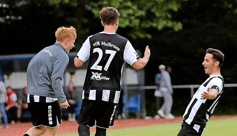 Luca Hofmann (rechts) hat den VfR Heilbronn mit einem Treffer Marke "Tor des Monats" gegen den TSV Weilimdorf zum Sieg geschossen. Luca Hofmann (rechts) hat den VfR Heilbronn mit einem Treffer Marke "Tor des Monats" gegen den TSV Weilimdorf zum Sieg geschossen.