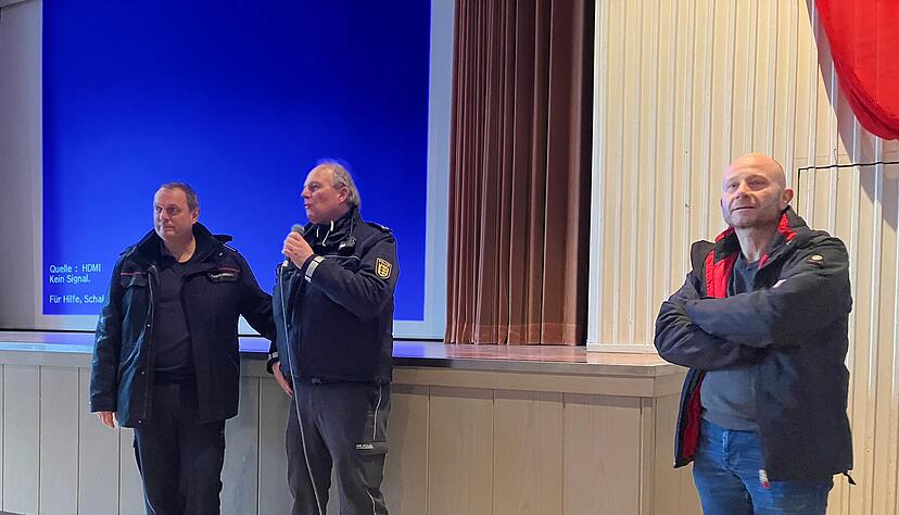 Nach der Bombendrohung in Niedernhall werden die Sch&uuml;ler aufgekl&auml;rt, dass keine Gefahr besteht. Torsten R&ouml;nisch (von links), Kreisbrandmeister,
Lars Walther, Revierleiter Polizei K&uuml;nzelsau und Rektor Jochen Scheufler erkl&auml;rten den Kindern die Lage in der Stadthalle.