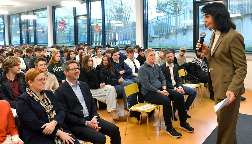 Landtagspräsidentin Muhterem Aras spricht zu den Schülerinnen und Schüler der elften und zwölften Klasse des Justinus-Kerner-Gymnasiums.