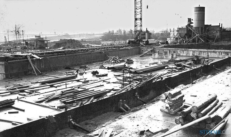März 1966: Die Bauarbeiten auf dem Gelände des Freibads West gehen zügig voran. Bereits deutlich zu erkennen sind die Ausmaße des Schwimmerbeckens.