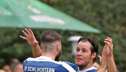 Sadik Yilmaz (links) und Enes Zafer jubeln nach dem Tor zum 3:2-Zwischenstand. Yilmaz hat beim 4:2 über Schornbach doppelt getroffen, Zafer ein Mal.
Foto: Bertok Sadik Yilmaz (links) und Enes Zafer jubeln nach dem Tor zum 3:2-Zwischenstand. Yilmaz hat beim 4:2 über Schornbach doppelt getroffen, Zafer ein Mal.
Foto: Bertok