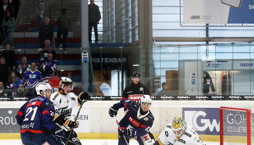 Chancenwucher der Heilbronner Falken gegen den EV Füssen: Hier verpassen Sebastian Hon (links) und Alec Zawatsky den Puck. 39 zu 15 Schüsse zählten die Statistiker. Chancenwucher der Heilbronner Falken gegen den EV Füssen: Hier verpassen Sebastian Hon (links) und Alec Zawatsky den Puck. 39 zu 15 Schüsse zählten die Statistiker.