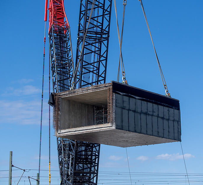 Auf den Zentimeter genau wurde das Betonteil an die richtige Stelle gebracht, was mehrere Stunden Zeit in Anspruch genommen hat.
