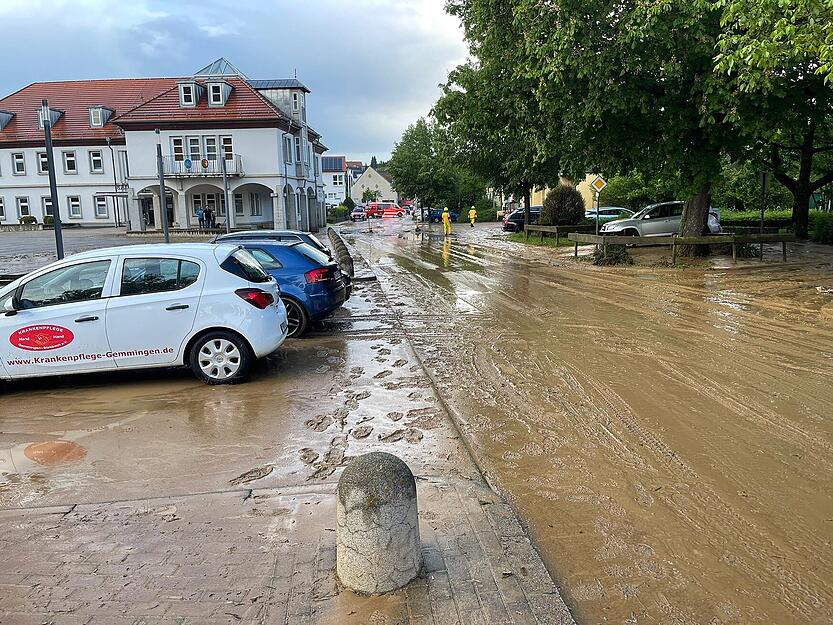 Eine dicke Schlammschicht überzieht die Ortsmitte.