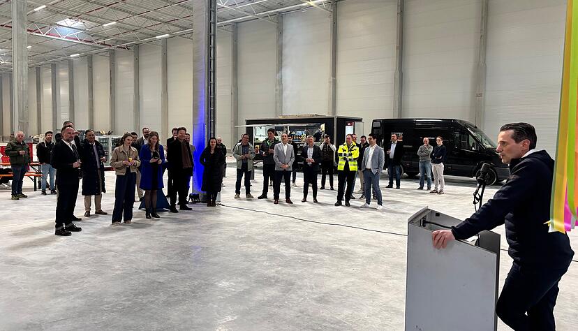 Jan Phillip Daun (rechts), Gesch&auml;ftsf&uuml;hrer von Garbe Industrial, war zum Richtfest der neuen Immobilien in Kupferzell aus Hamburg angereist und berichtete den G&auml;sten auch &uuml;ber Herausforderungen beim Bau.