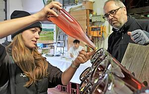 Jung-Winzerin Julia Siller vom Weingut Müller Schneckenhof weiht Klaus Kühleisen am Rüttelpult in die Geheimnisse der Sektherstellung ein.
Fotos: Juergen Koch Jung-Winzerin Julia Siller vom Weingut Müller Schneckenhof weiht Klaus Kühleisen am Rüttelpult in die Geheimnisse der Sektherstellung ein.
Fotos: Juergen Koch
