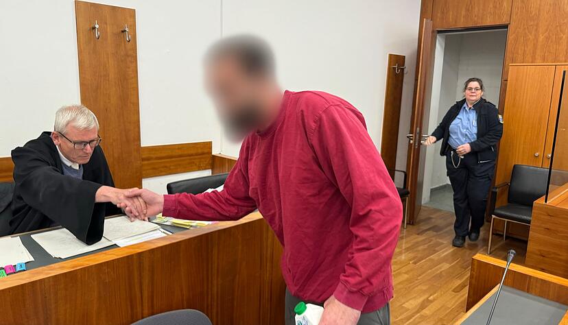 Das Gericht sah es als erwiesen an, dass der 29-Jährige seinen Mitbewohner aus Eifersucht mit zwei Axthieben heimtückisch ermordete, als dieser schlief. Das Gericht sah es als erwiesen an, dass der 29-Jährige seinen Mitbewohner aus Eifersucht mit zwei Axthieben heimtückisch ermordete, als dieser schlief.